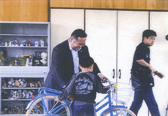 青年部会から子供達に自転車をプレゼント.jpg